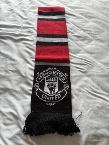 Official Manchester United Hat,Scarf and Badge Set