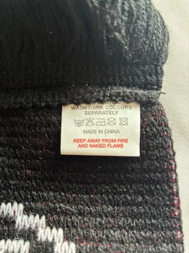 Official Manchester United Hat,Scarf and Badge Set