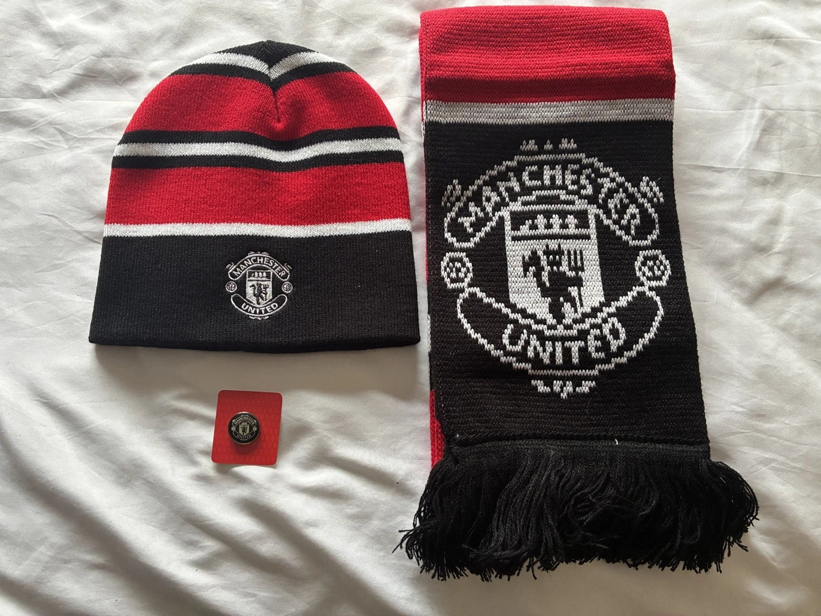 Official Manchester United Hat,Scarf and Badge Set