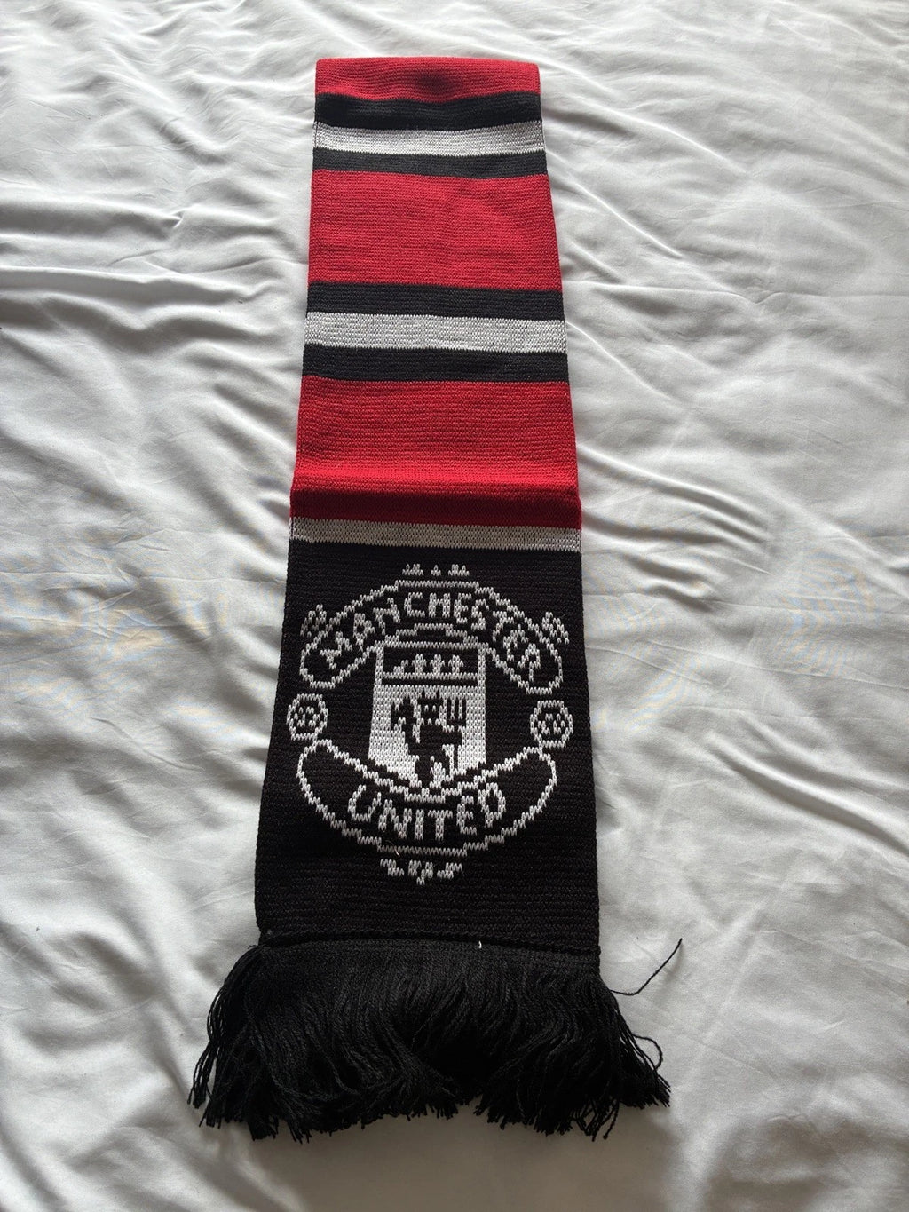 Official Manchester United Hat,Scarf and Badge Set