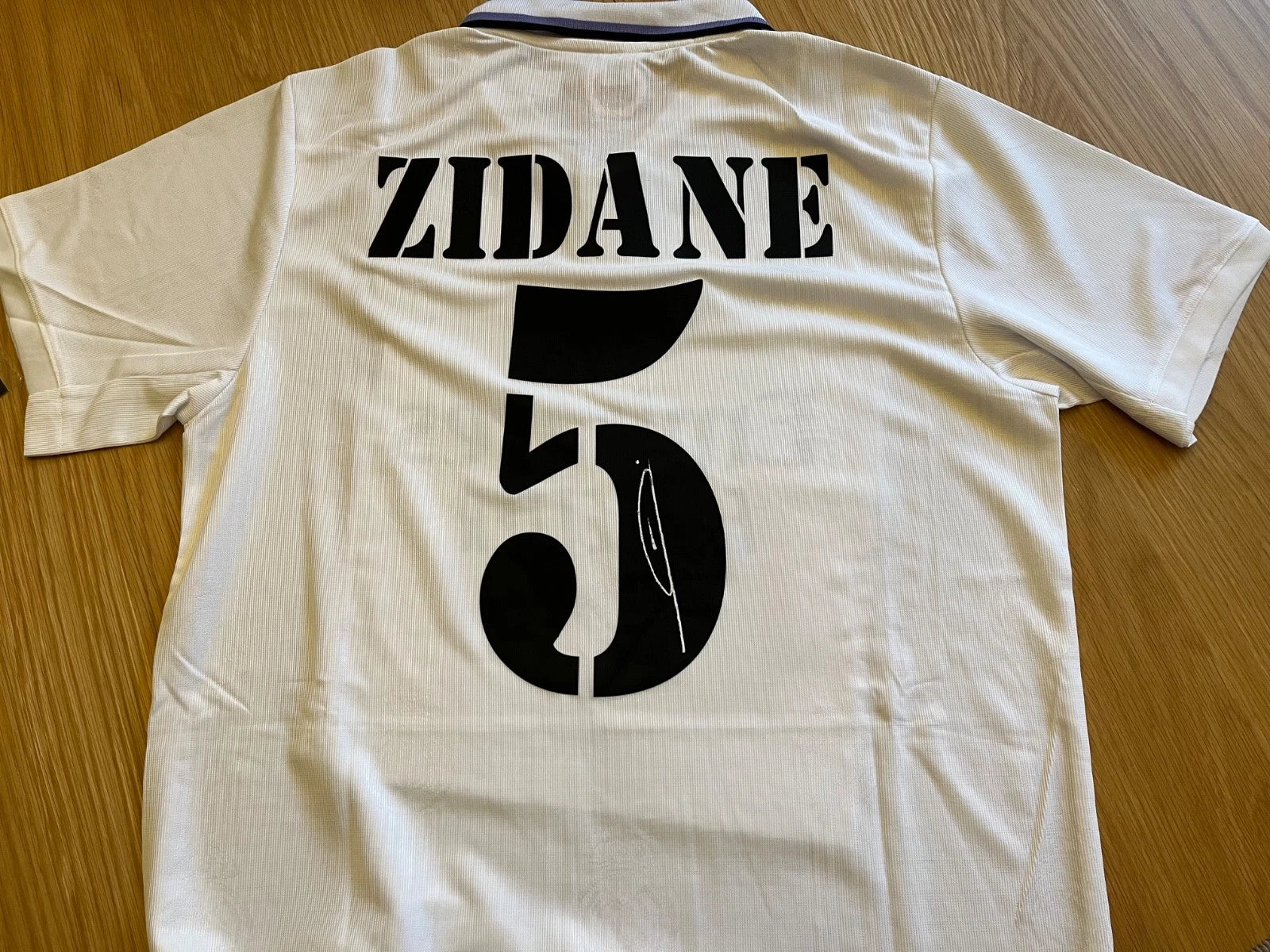 Signed Zinedine Zidane Real Madrid jersey with Icons Coa